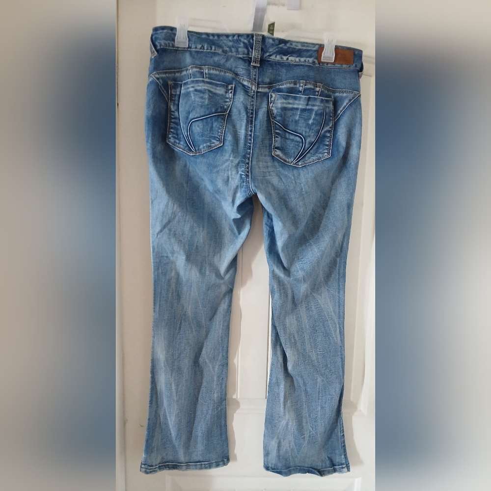 Ariya Jeans - Picture 2 of 3
